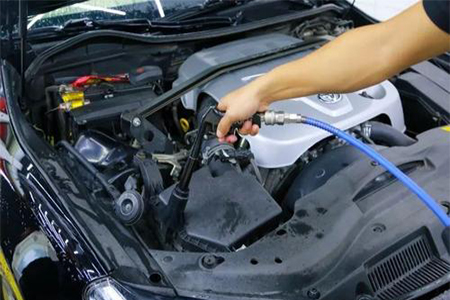 滲透劑清洗發(fā)動機(jī)污漬